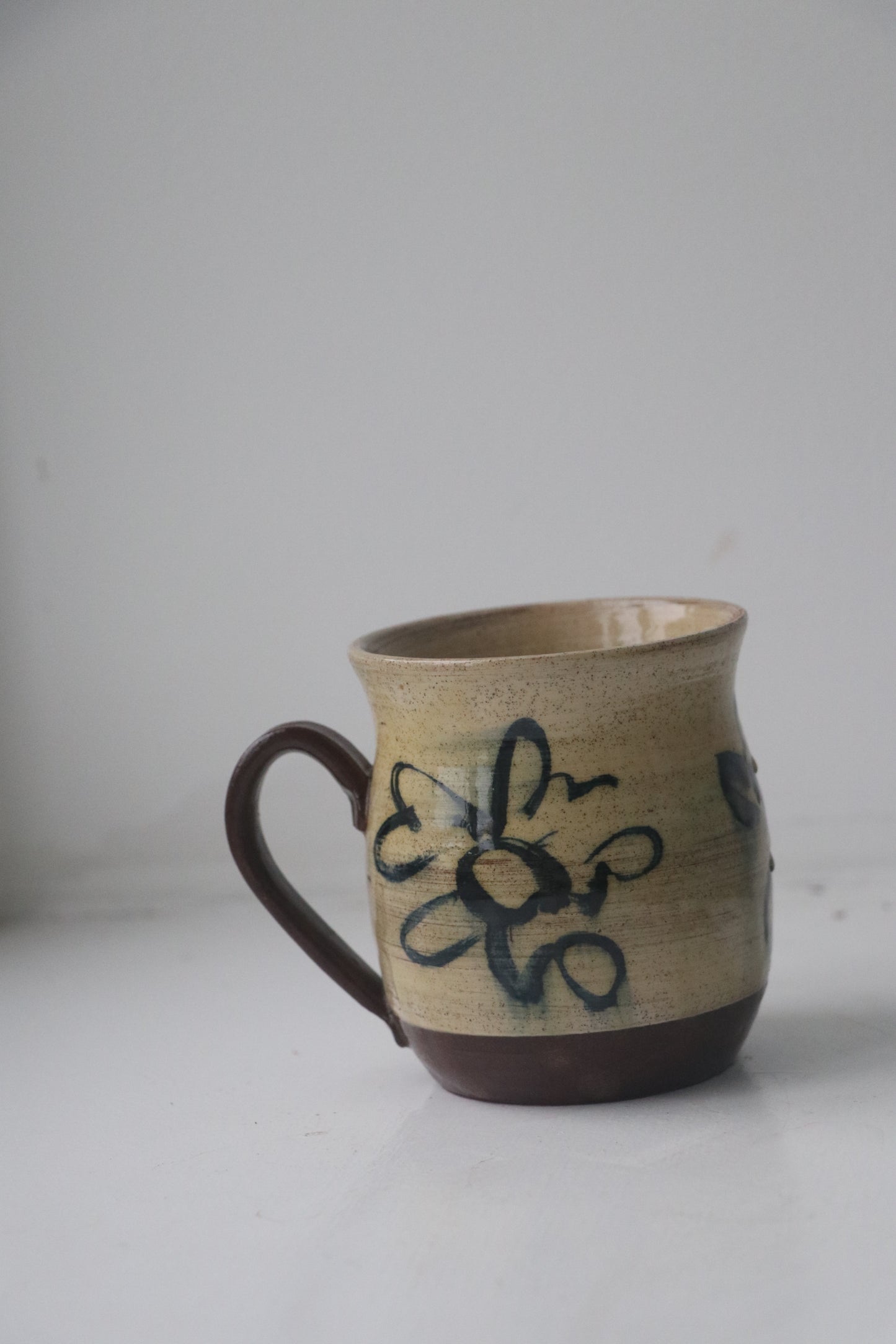 Flowered curved kiss mug
